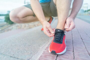 Hardloper strikt de veters van zijn hardloopschoenen voor een rondje