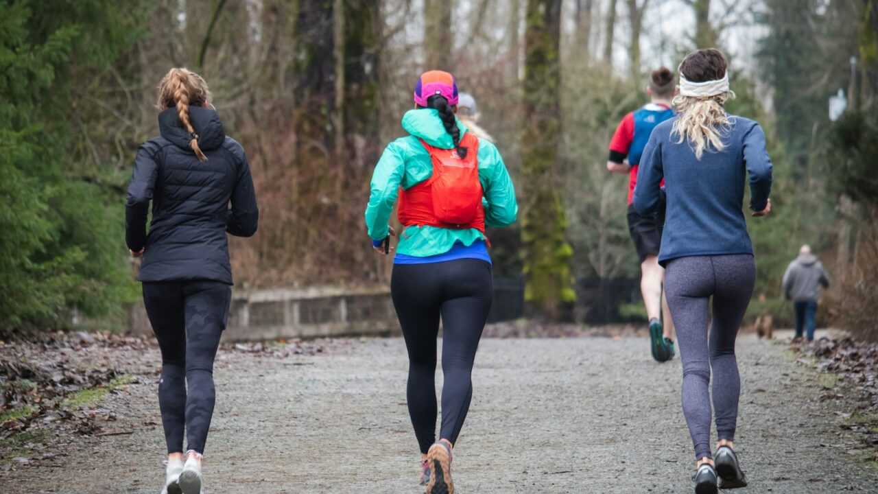 Hardloper in een lange tight op een koude ochtend