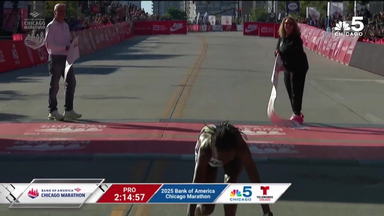 Hawi Feysa komt over de finish van de marathon van Chicago in 2025