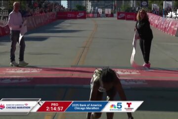 Hawi Feysa komt over de finish van de marathon van Chicago in 2025