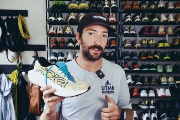 De Hoka Rocket X Trail in geel en wit, van opzij in de hand gehouden