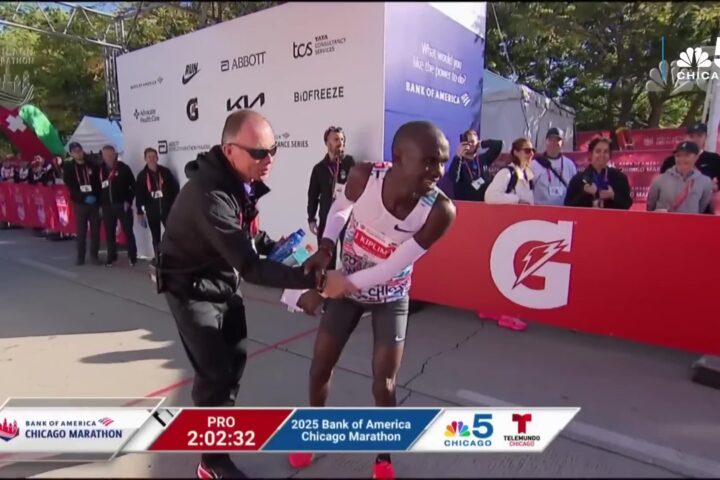 Jacob Kiplimo na de finish van de marathon van Chicago in 2025
