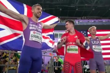Jakob Ingebrigtsen viert met de Noorse vlag zijn wereldtitel op de 1500 meter indoor in Nanjing 2025, still uit een video van World Athletics