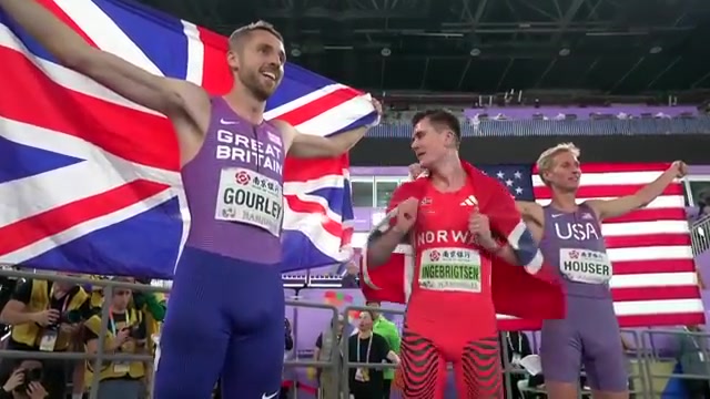 Jakob Ingebrigtsen viert met de Noorse vlag zijn wereldtitel op de 1500 meter indoor in Nanjing 2025, still uit een video van World Athletics