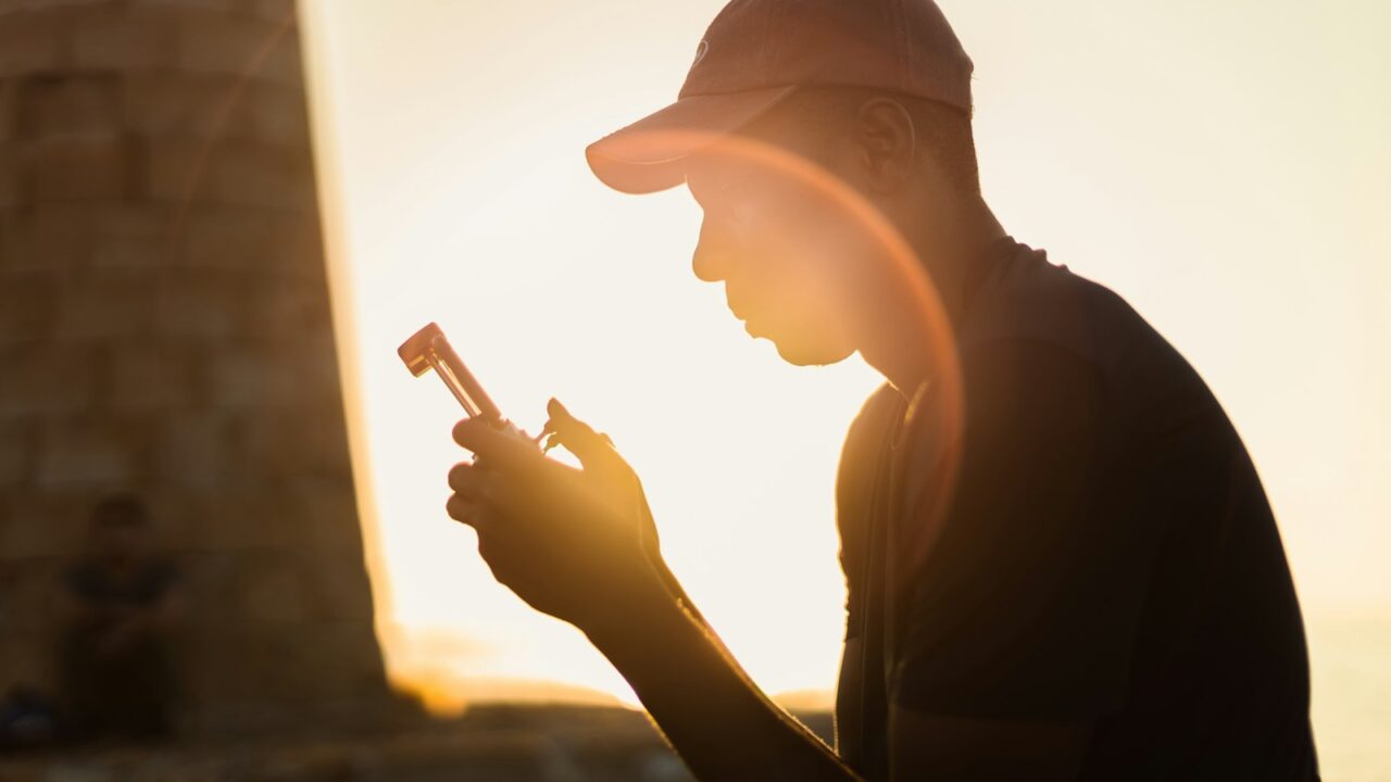 Hardloper kijkt onderweg op zijn telefoon