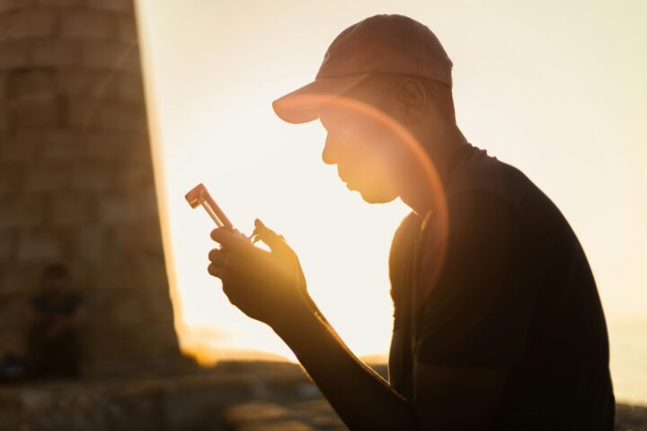 Hardloper kijkt onderweg op zijn telefoon