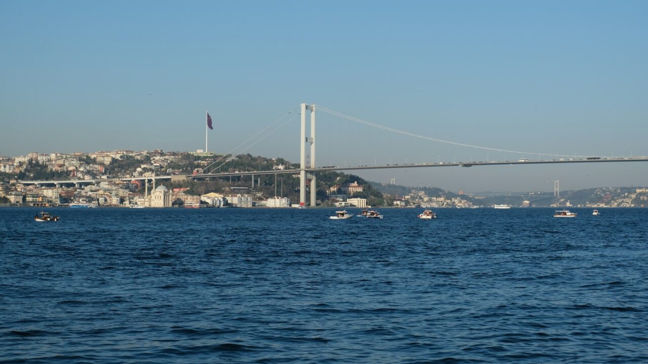 Lopers op de brug over de Bosporus tijdens de marathon van Istanbul