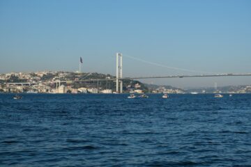 Lopers op de brug over de Bosporus tijdens de marathon van Istanbul