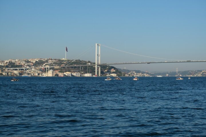 Lopers op de brug over de Bosporus tijdens de marathon van Istanbul