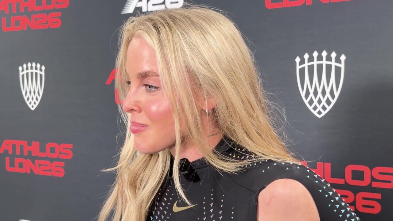 Keely Hodgkinson in haar zwarte Nike-pak met kleine 3D-geprinte driehoekjes na Athlos in Londen, still uit een video van FloTrack