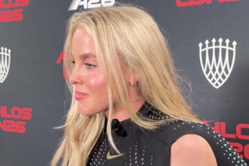 Keely Hodgkinson in haar zwarte Nike-pak met kleine 3D-geprinte driehoekjes na Athlos in Londen, still uit een video van FloTrack