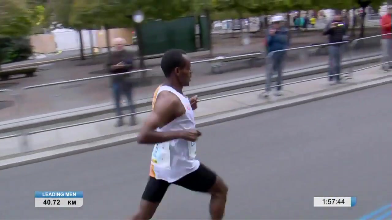 Kenenisa Bekele op de laatste kilometers van de marathon van Berlijn in 2019