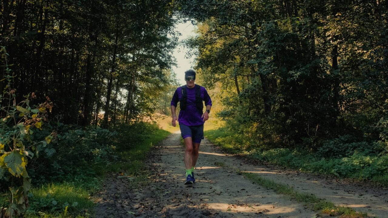 Hardlopers op een bospad door een landgoed in het najaar