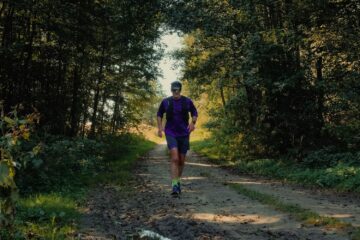 Hardlopers op een bospad door een landgoed in het najaar