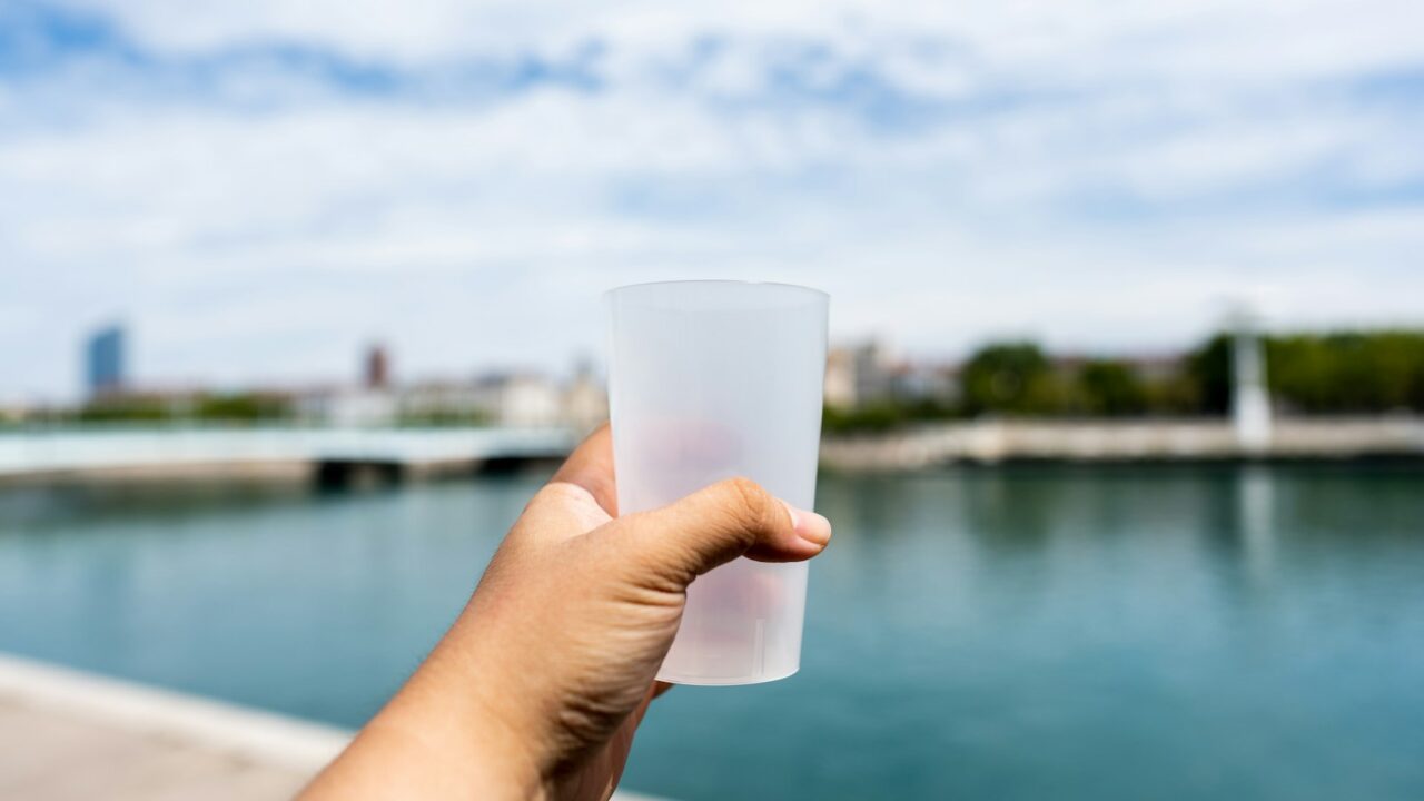 Bekers water op een tafel bij een drankpost langs een hardloopparcours
