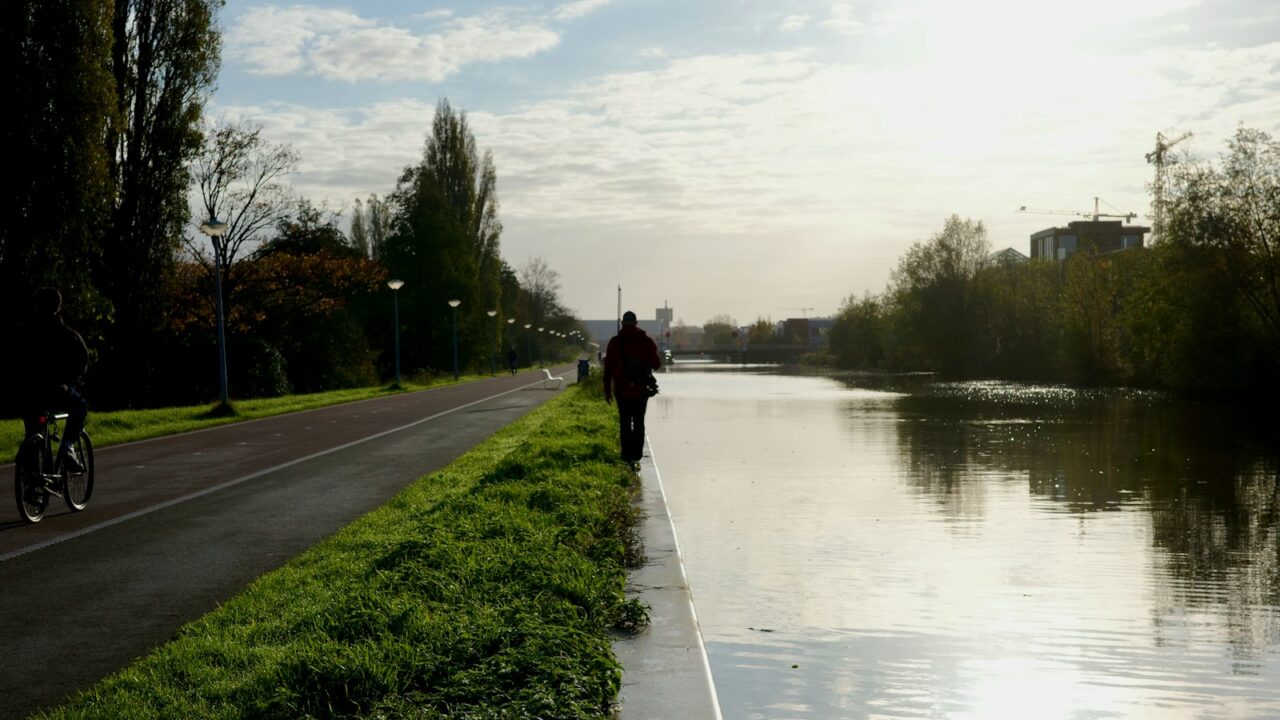 Hardlopers tijdens een stadsmarathon langs een Hollandse gracht