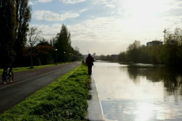 Hardlopers tijdens een stadsmarathon langs een Hollandse gracht