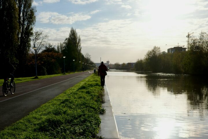 Hardlopers tijdens een stadsmarathon langs een Hollandse gracht