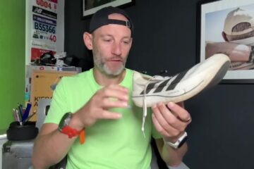 Een tester houdt de Adidas Adizero Adios Pro Evo 3 omhoog