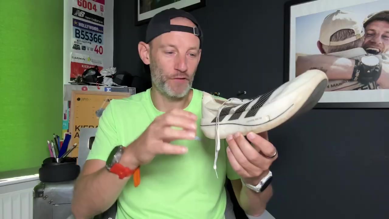 Een tester houdt de Adidas Adizero Adios Pro Evo 3 omhoog