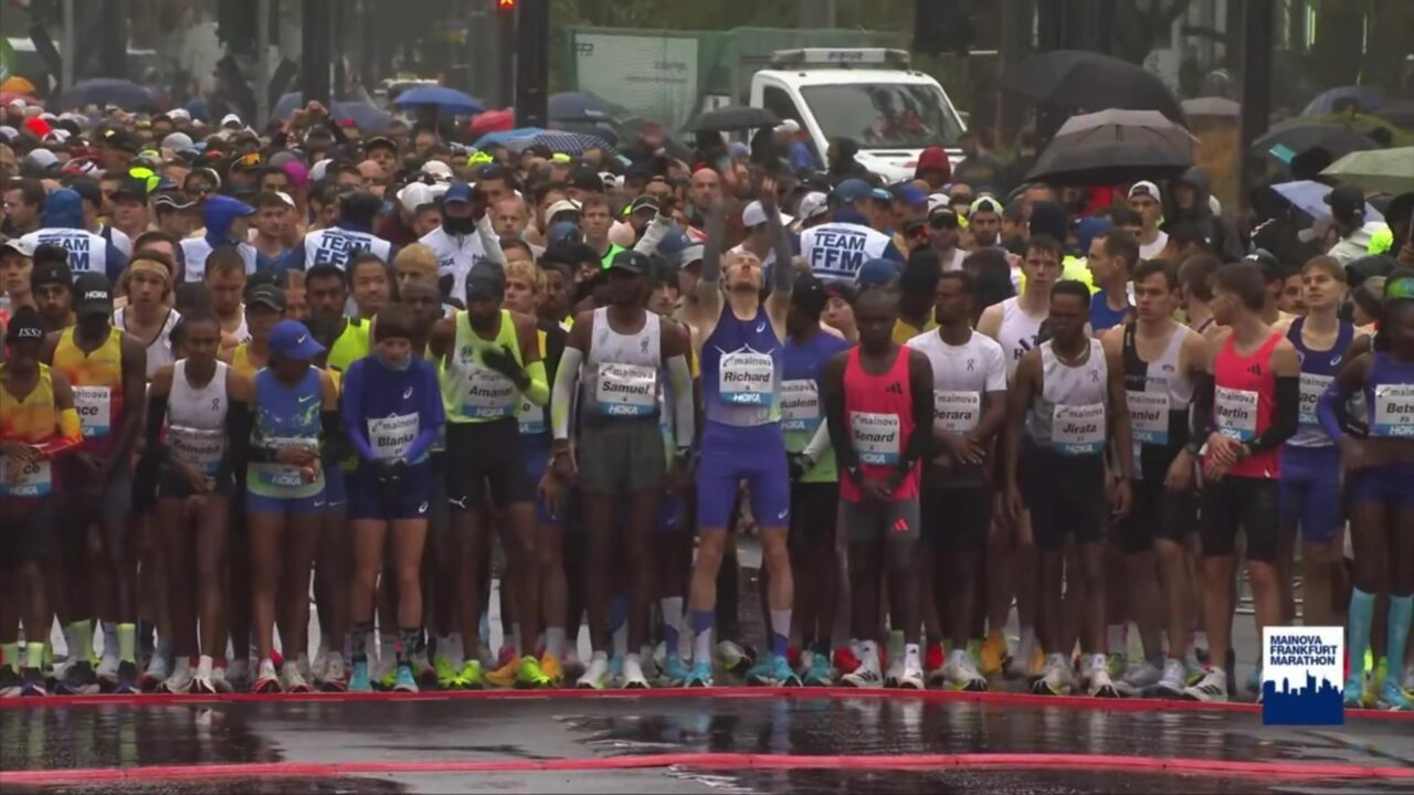 Lopers aan de start van de marathon van Frankfurt 2026 in de regen