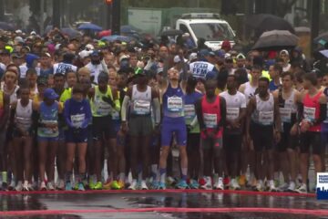 Lopers aan de start van de marathon van Frankfurt 2026 in de regen
