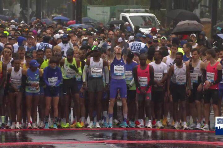 Lopers aan de start van de marathon van Frankfurt 2026 in de regen