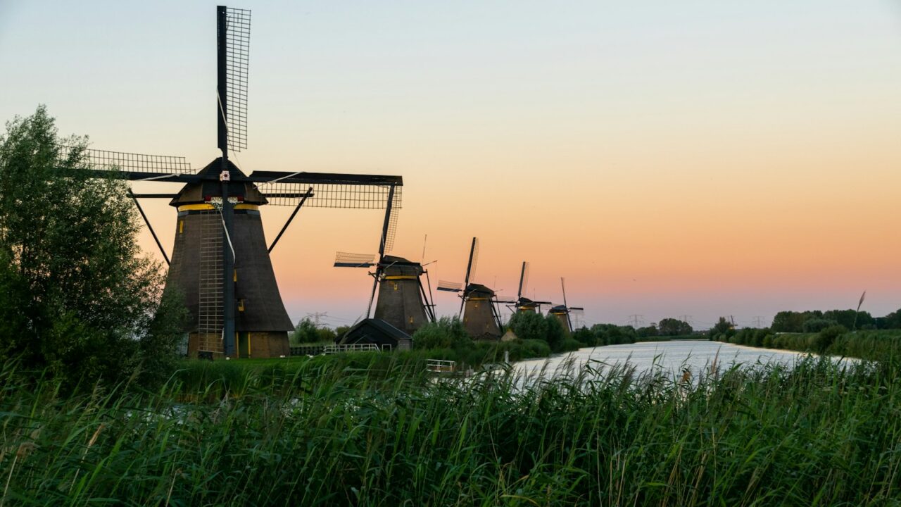Molens van Kinderdijk langs het water, de start van de Alblasserwaard 750 Marathon