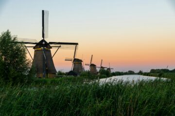 Molens van Kinderdijk langs het water, de start van de Alblasserwaard 750 Marathon