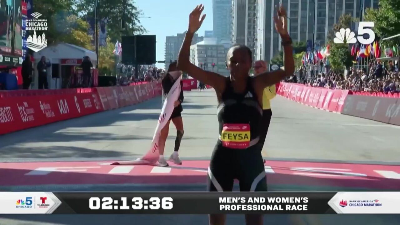 Hawi Feysa juicht bij de finish van de marathon van Chicago 2026