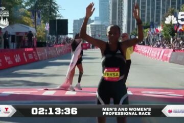 Hawi Feysa juicht bij de finish van de marathon van Chicago 2026