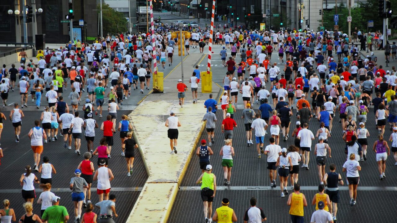 Lopers in de straten van Chicago tijdens de marathon