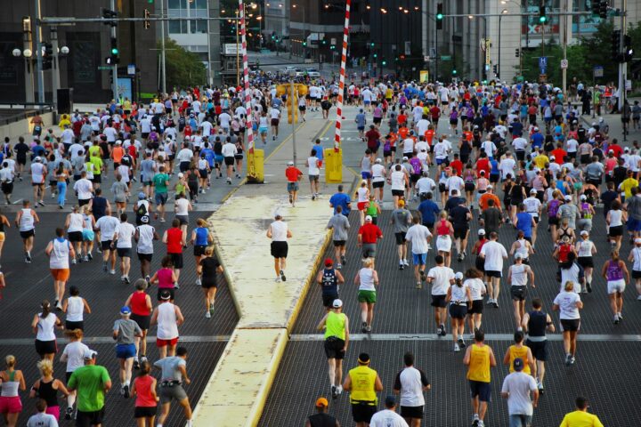 Lopers in de straten van Chicago tijdens de marathon