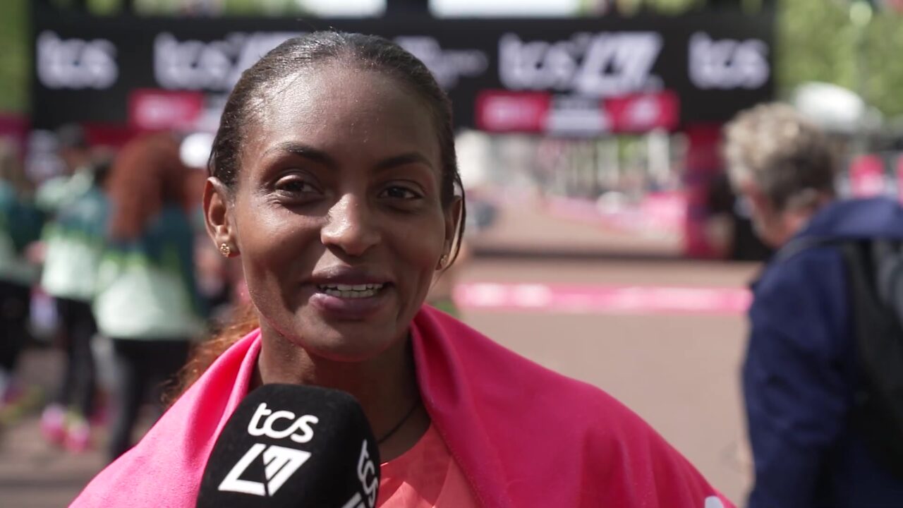 Tigst Assefa na de finish van de marathon van Londen