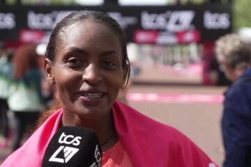 Tigst Assefa na de finish van de marathon van Londen