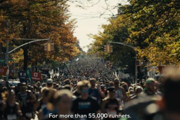 Duizenden lopers in een straat met herfstbomen tijdens de marathon van New York