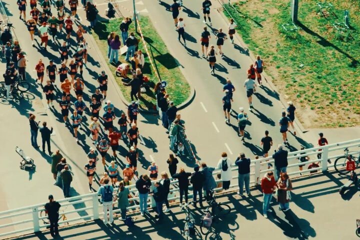 Lopers op de Erasmusbrug tijdens de NN Marathon Rotterdam