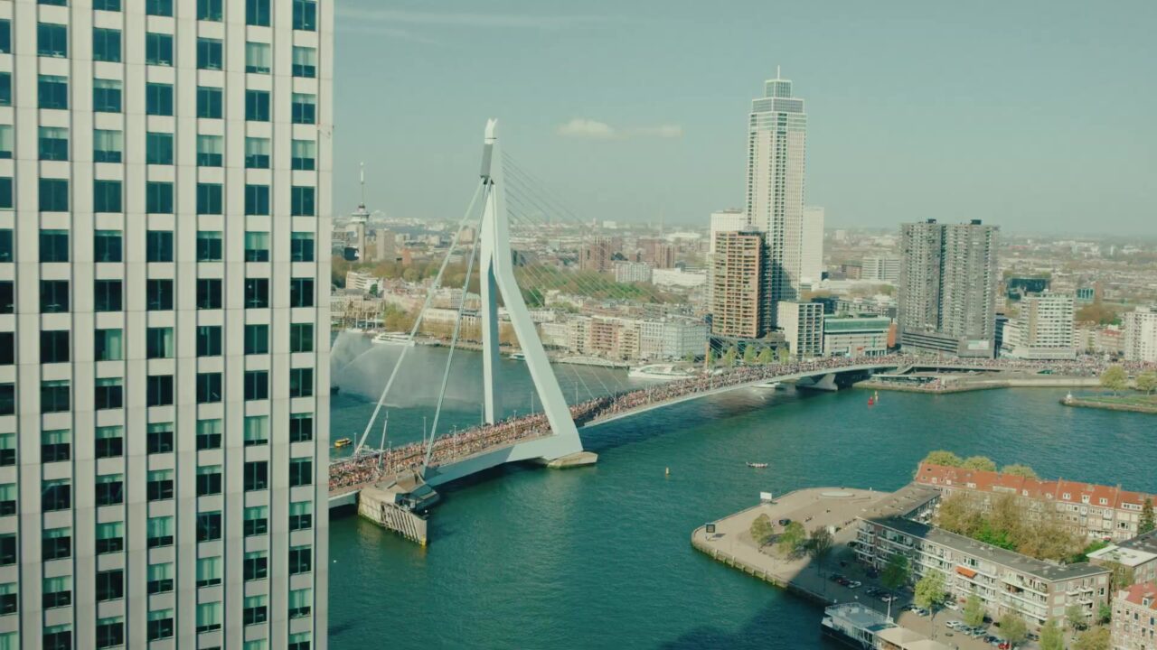 Lopers steken bij de start van de marathon van Rotterdam de Erasmusbrug over