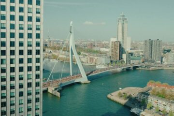 Lopers steken bij de start van de marathon van Rotterdam de Erasmusbrug over