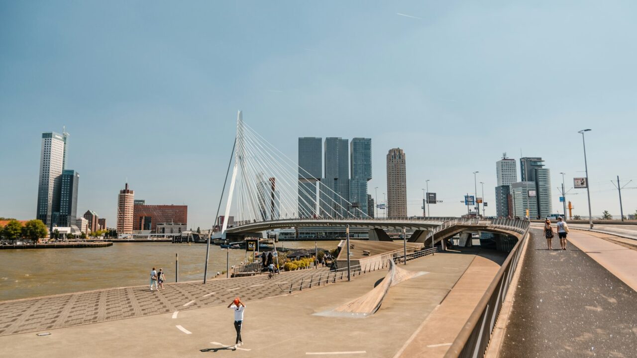 Lopers op de Erasmusbrug tijdens de marathon van Rotterdam
