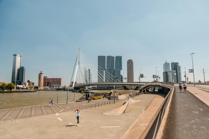 Lopers op de Erasmusbrug tijdens de marathon van Rotterdam