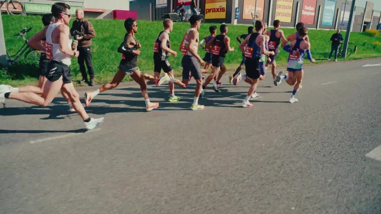 Lopers op het parcours van de NN Marathon Rotterdam 2026