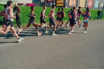 Een groep lopers onderweg tijdens de NN Marathon Rotterdam 2026, still uit de officiele aftermovie