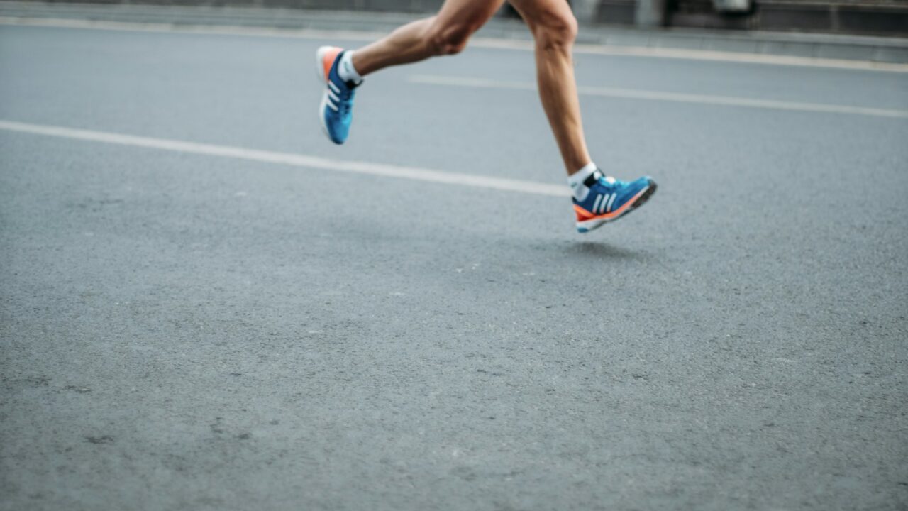 Hardlopers tijdens een intervaltraining op de atletiekbaan