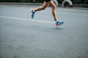 Hardlopers tijdens een intervaltraining op de atletiekbaan