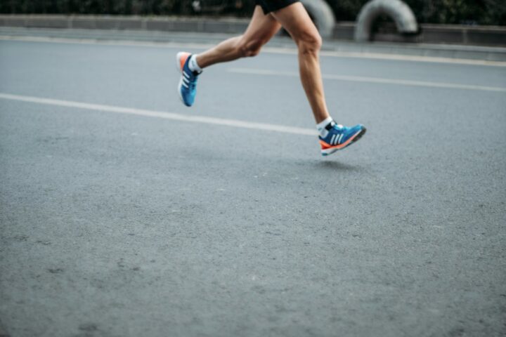Hardlopers tijdens een intervaltraining op de atletiekbaan