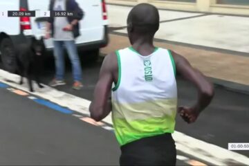 De koploper op weg naar de finish van de halve marathon van San Sebastián op 4 oktober 2026