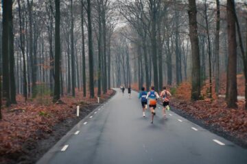 Lopers in de bossen bij Apeldoorn tijdens de Midwinter Marathon