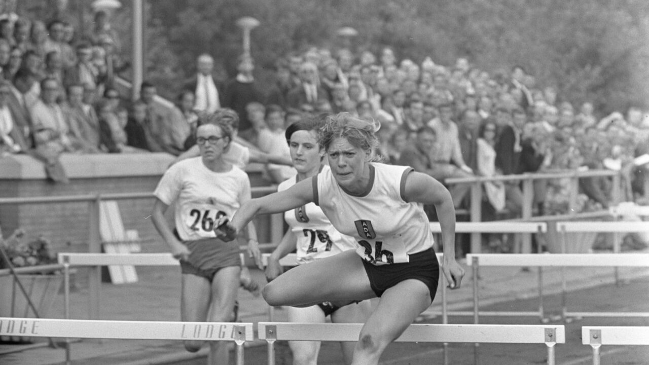 Mieke Sterk over de horden op de 100 meter horden bij de Nederlandse kampioenschappen van 1969 in Groningen