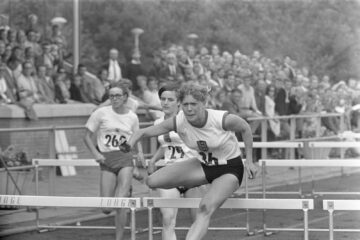 Mieke Sterk over de horden op de 100 meter horden bij de Nederlandse kampioenschappen van 1969 in Groningen